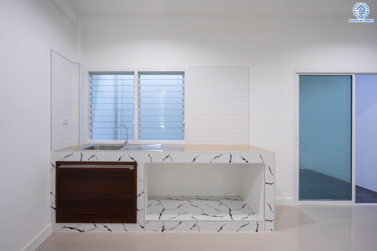 บ้านมือสองตกแต่งใหม่ ม.บัณฑิตโฮม ดอนเมือง เนื้อที่ 22.5 ตร.ว. ฟังก์ชัน 3 ห้องนอน 2 ห้องน้ำ จอดรถได้ 1 คัน บนทำเลศักยภาพ หน้าโครงการติดถนนวิภาวดี ใกล้สนามบินดอนเมือง ฟิวเจอร์พาร์ครังสิต, ม.รังสิต จุดขึ้นทางด่วน "โทลเวย์" และรถไฟฟ้าสายสีแดง "สถานีหลักหก"